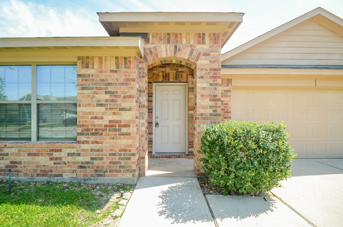 20114 Louetta Ash Drive Spring, TX 77388 - Photo 5 of 32 a front view of a house with a garden