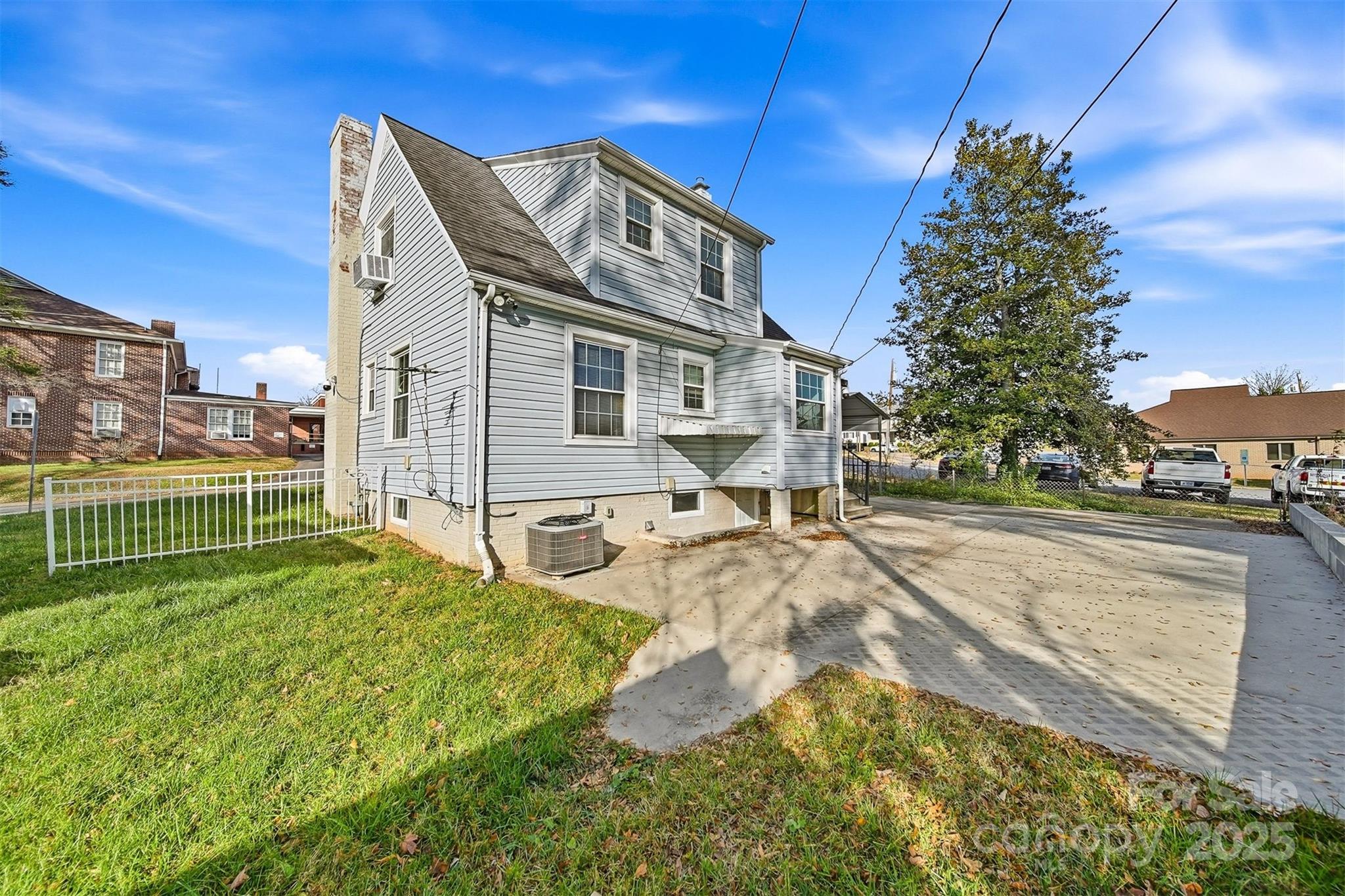 323 4th St Place Southwest Hickory, NC 28602 - Photo 28 of 32 a view of a house with a yard