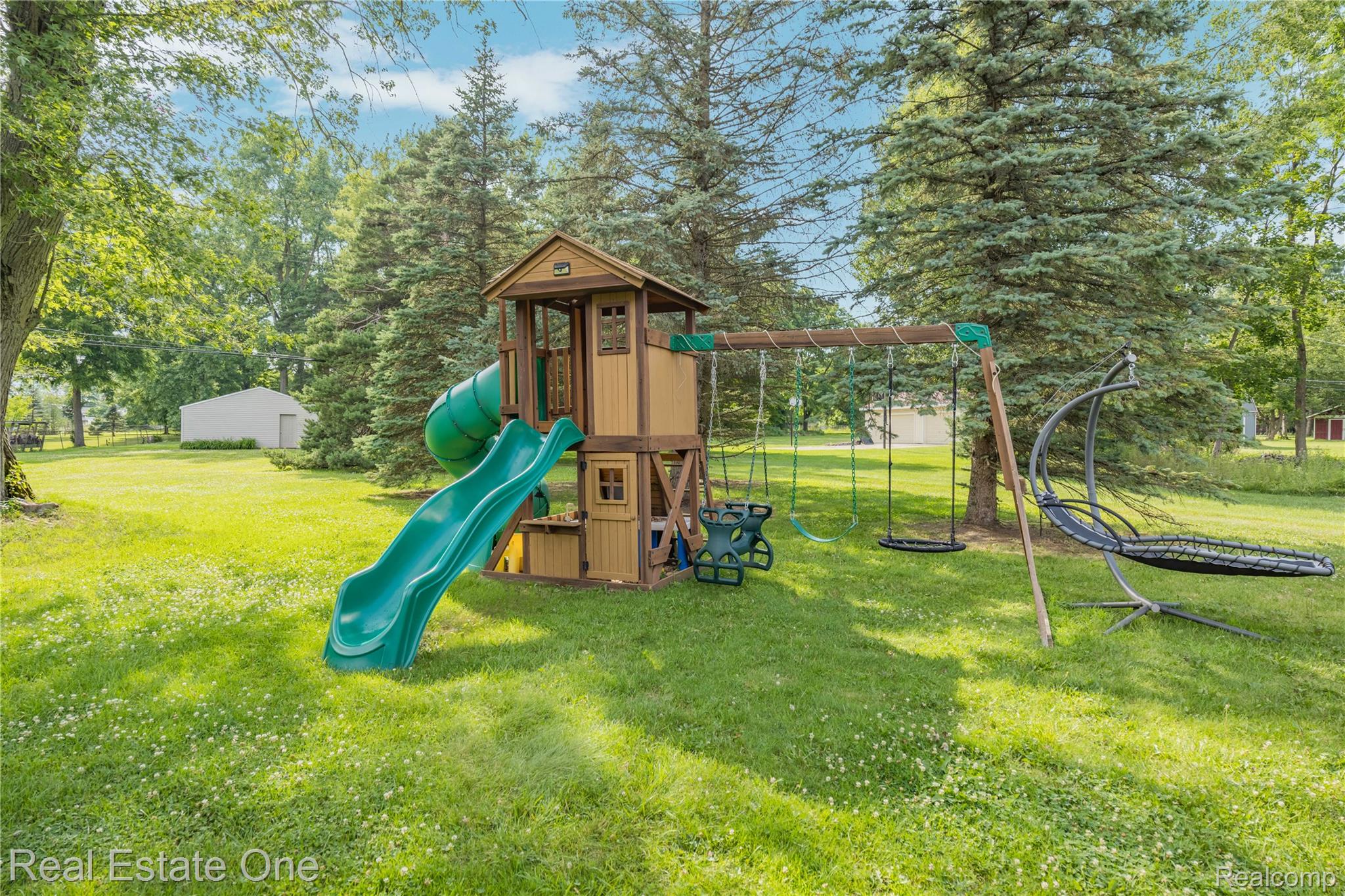 2810 Walbridge Drive Rochester, MI 48307 - Photo 50 of 58 Expansive green lawn providing ample outdoor space