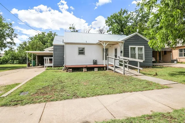 $99,900 | 605 West Walnut Street, Coleman, TX 76834