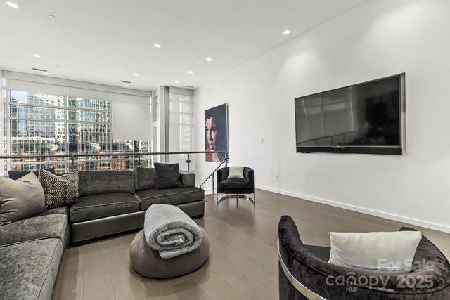 $1,925,000 | 435 South Tryon Street, Unit 901, Charlotte, NC 28202