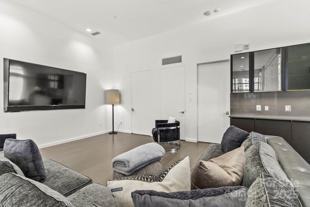 $1,925,000 | 435 South Tryon Street, Unit 901, Charlotte, NC 28202