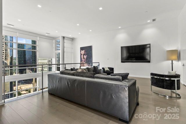 $1,925,000 | 435 South Tryon Street, Unit 901, Charlotte, NC 28202