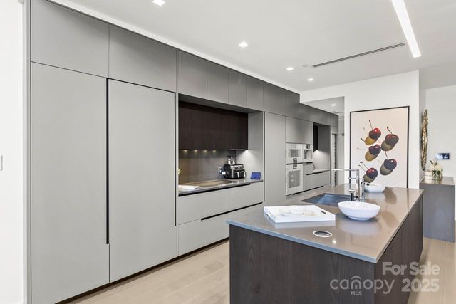 $1,925,000 | 435 South Tryon Street, Unit 901, Charlotte, NC 28202