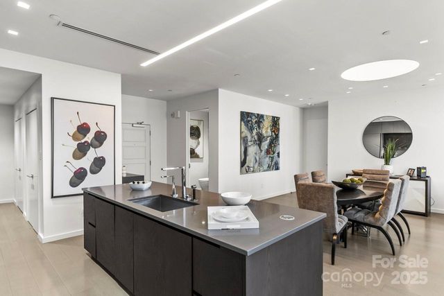 $1,925,000 | 435 South Tryon Street, Unit 901, Charlotte, NC 28202