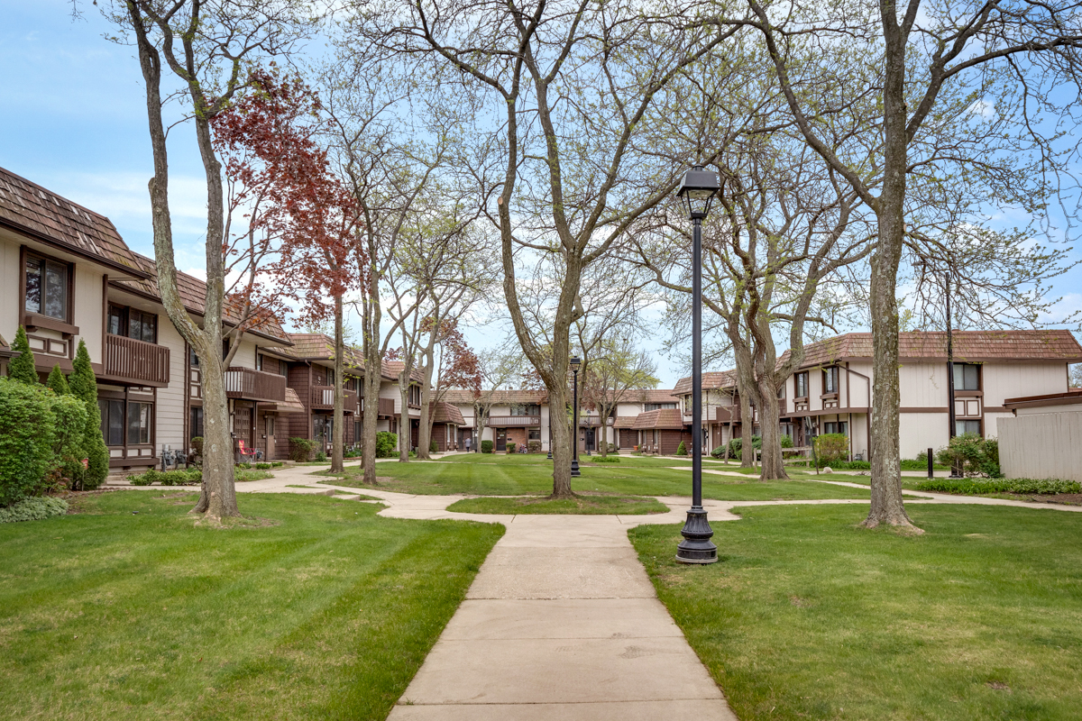 5540 Pebblebeach Drive Hanover Park, IL 60133 - Photo 2 of 28