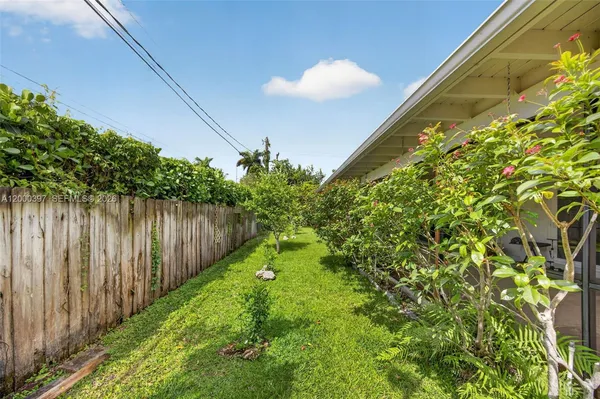 $7,600 | 7690 Southwest 128th Street, Pinecrest, FL 33156