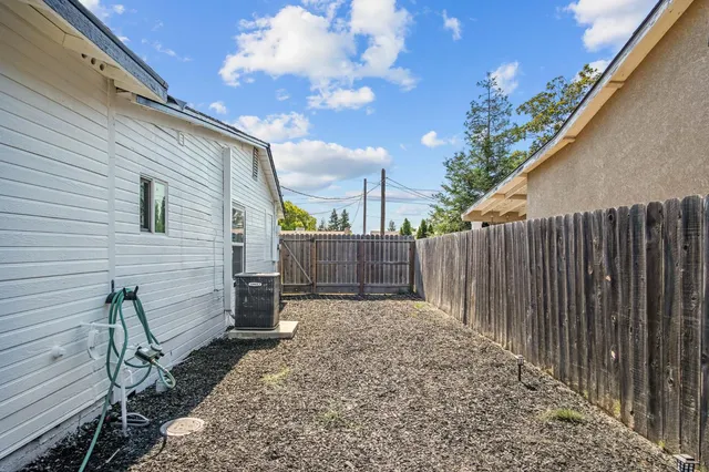a view of a backyard
