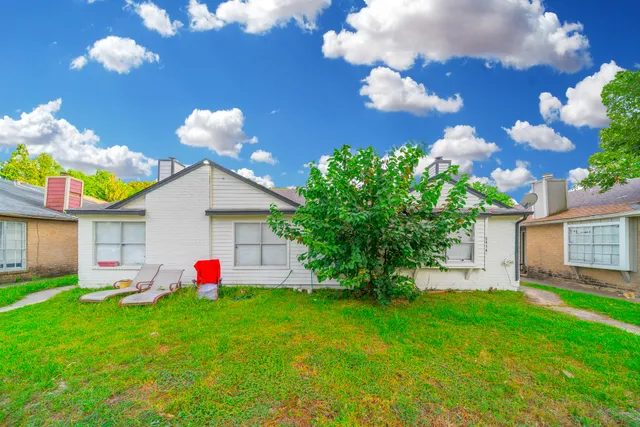 a view of a house with a backyard