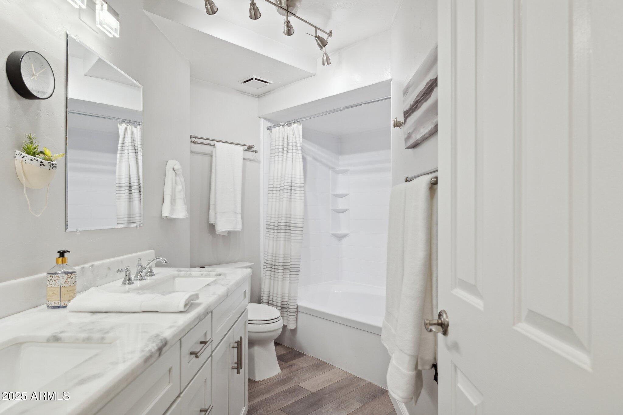 5104 North 32nd Street, Unit 218 Phoenix, AZ 85018 - Photo 11 of 29 Bathroom