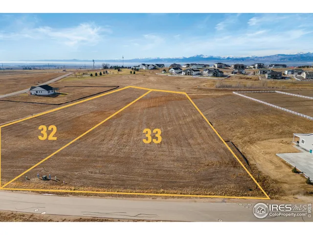 a view of a tennis court