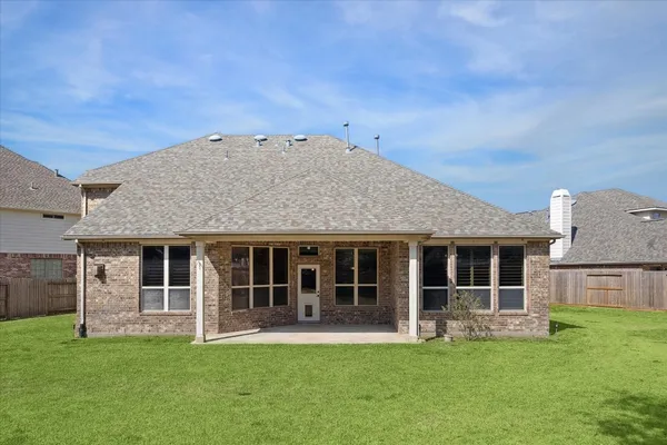 a view of a house with backyard and garden