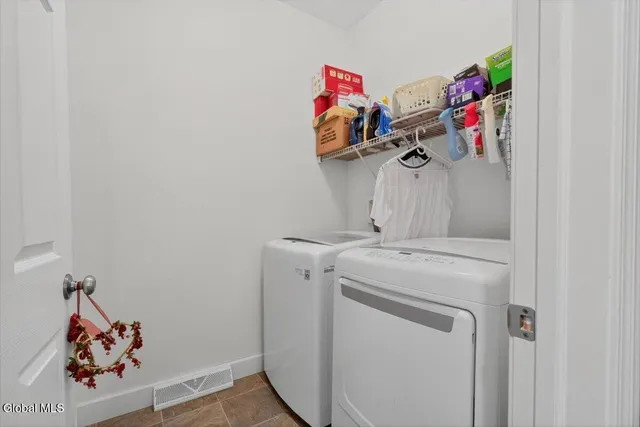 $420,000 | 3 B Winchester Place, Halfmoon, NY 12118