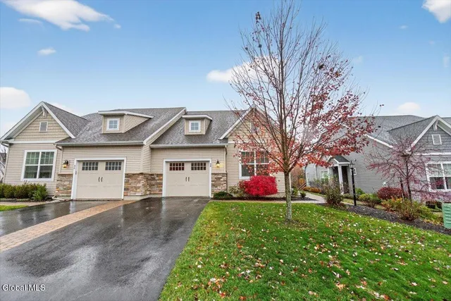 $420,000 | 3 B Winchester Place, Halfmoon, NY 12118