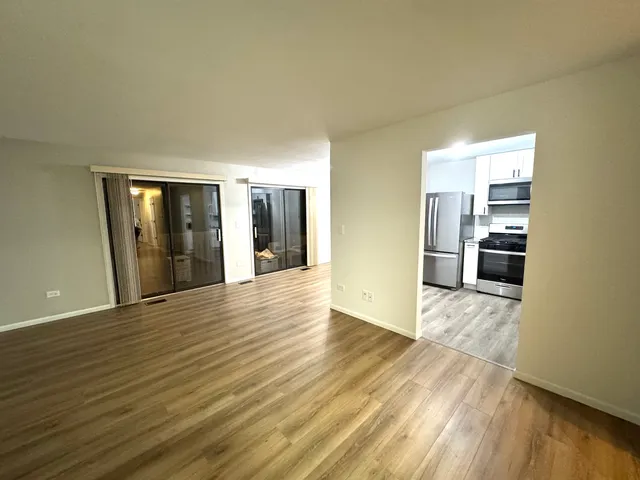 $2,300 | 630 Cross Creek Drive West, Unit BB2, Roselle, IL 60172