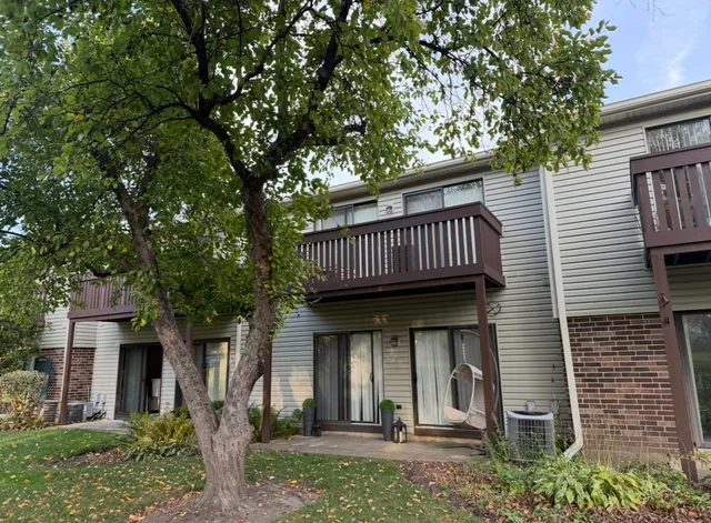 $2,300 | 630 Cross Creek Drive West, Unit BB2, Roselle, IL 60172