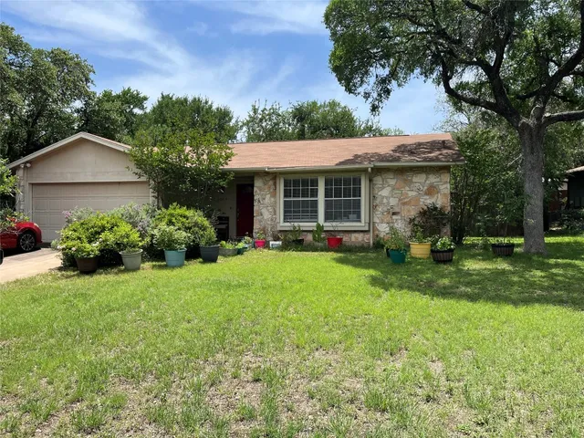 a view of a house with backyard and garden