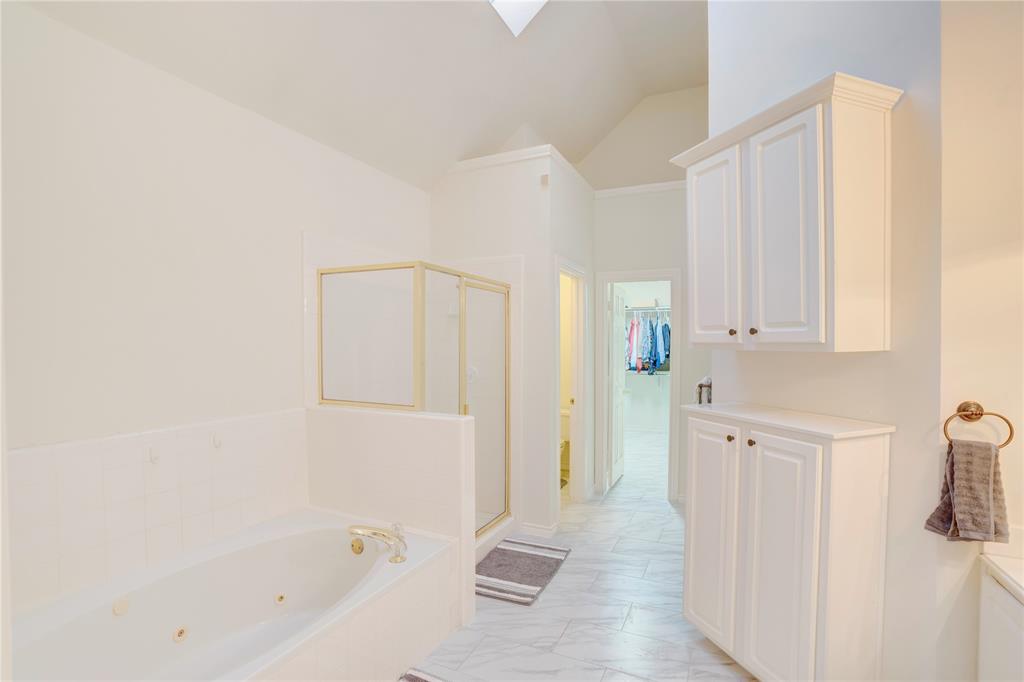 9504 Rodeo Drive Irving, TX 75063 - Photo 19 of 35 a bathroom with a bathtub and shower