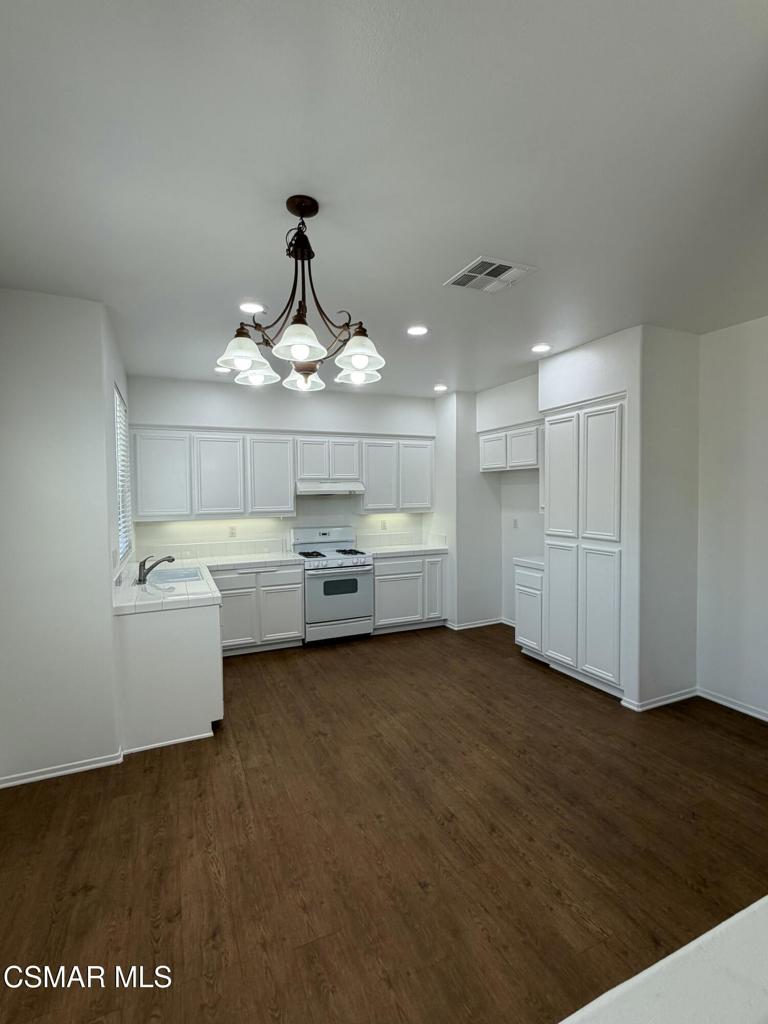 1719 Watercrest Way Simi Valley, CA 93065 - Photo 4 of 26 a bathroom with a sink a mirror and tub