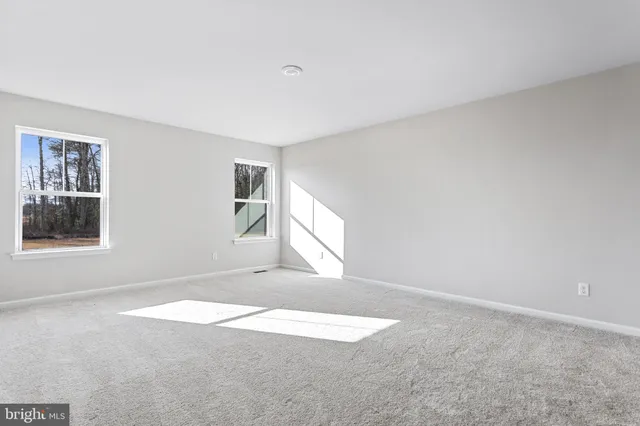a view of empty room with window