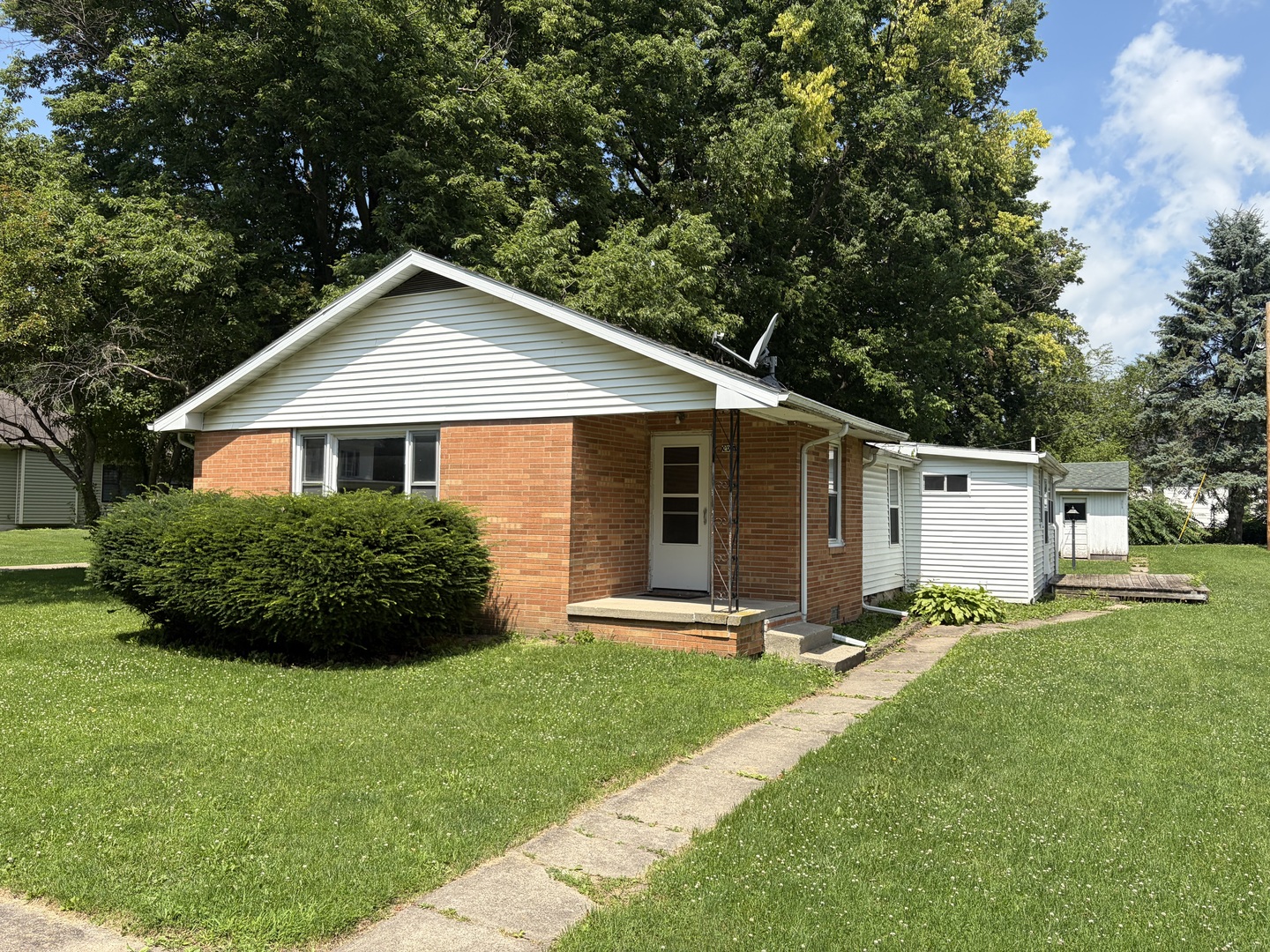 206 Southwest 6th Street Atlanta, IL 61723 - Photo 1 of 17