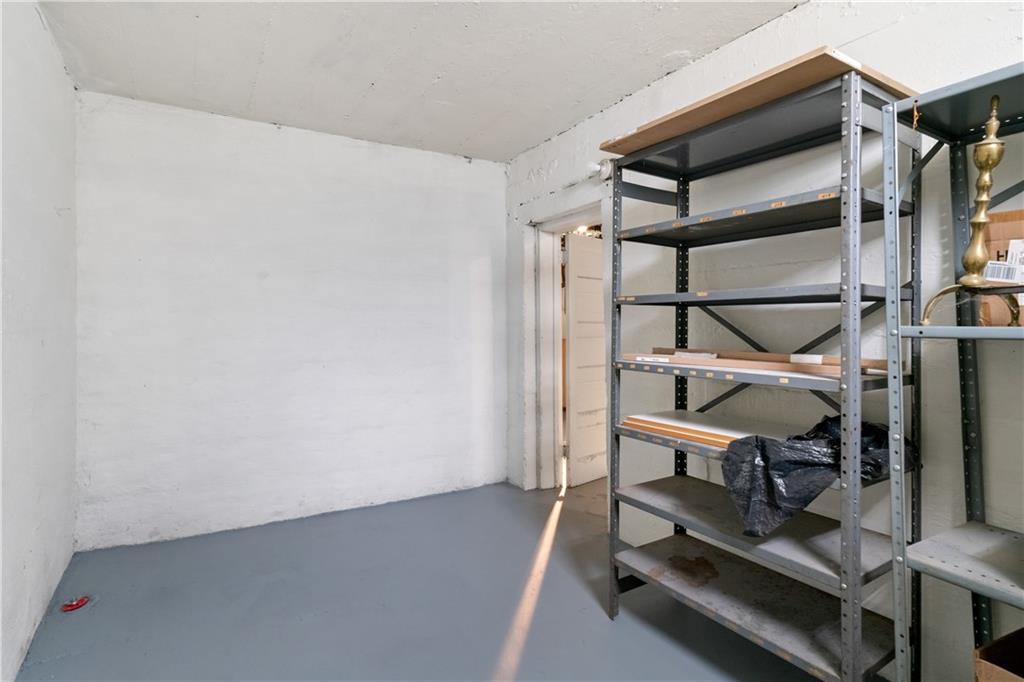 6418 Landview Road Pittsburgh, PA 15217 - Photo 43 of 45 an empty room with windows