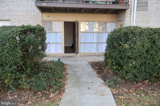 $2,200 | 4951 Americana Drive, Unit T6, Annandale, VA 22003