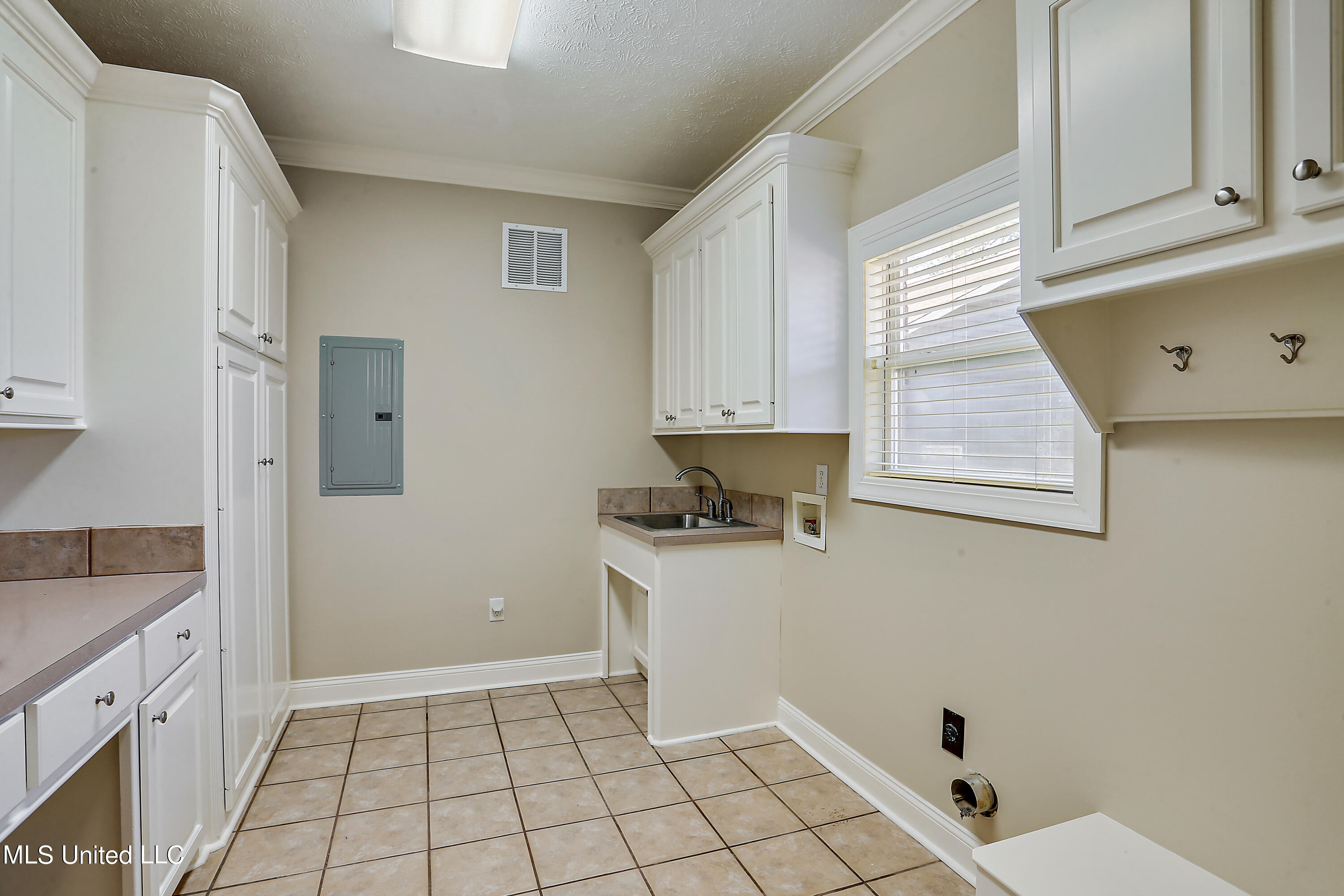 919 Ridgeside Drive Brandon, MS 39042 - Photo 18 of 38 oersized laundry room