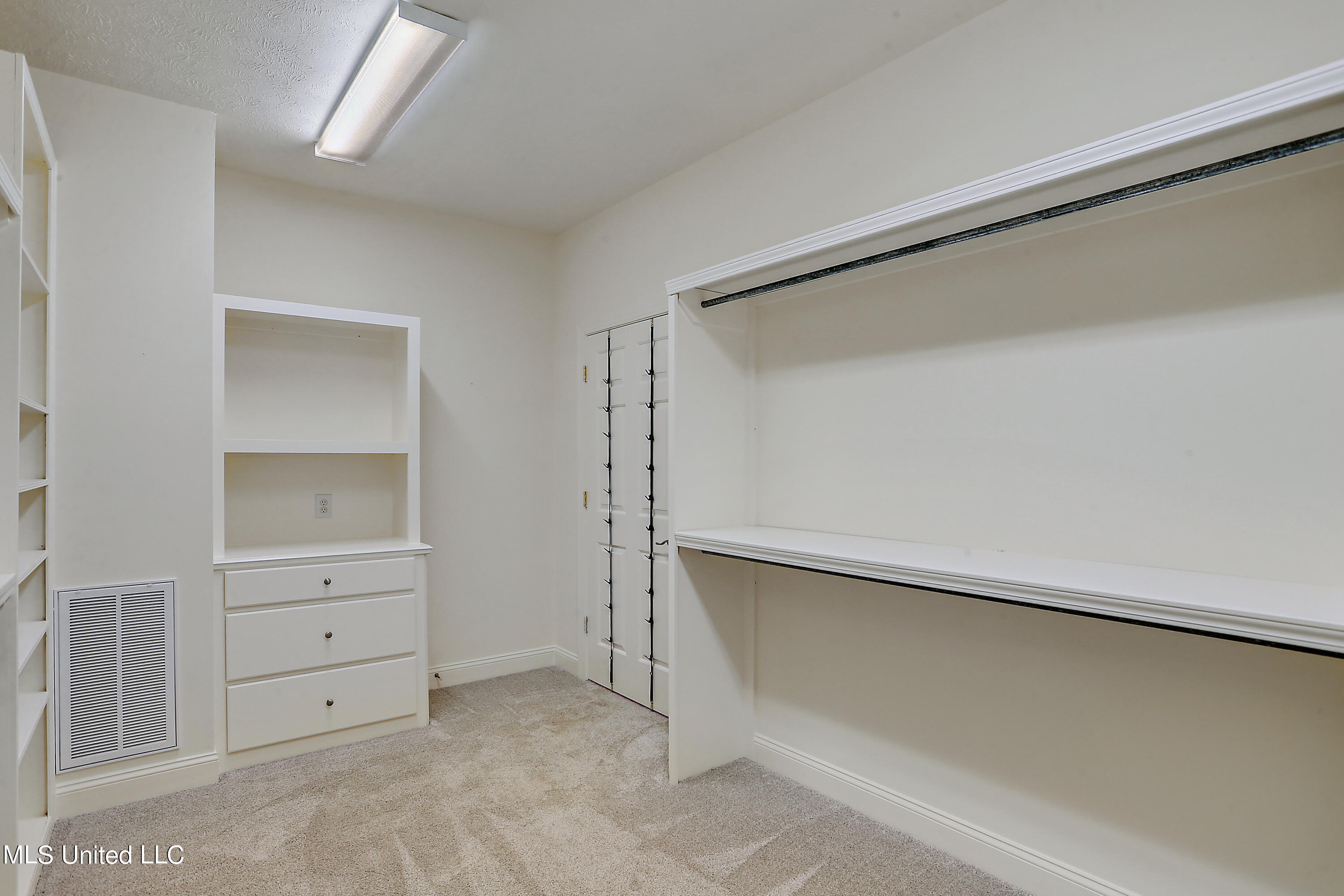 919 Ridgeside Drive Brandon, MS 39042 - Photo 24 of 38 master closet 2