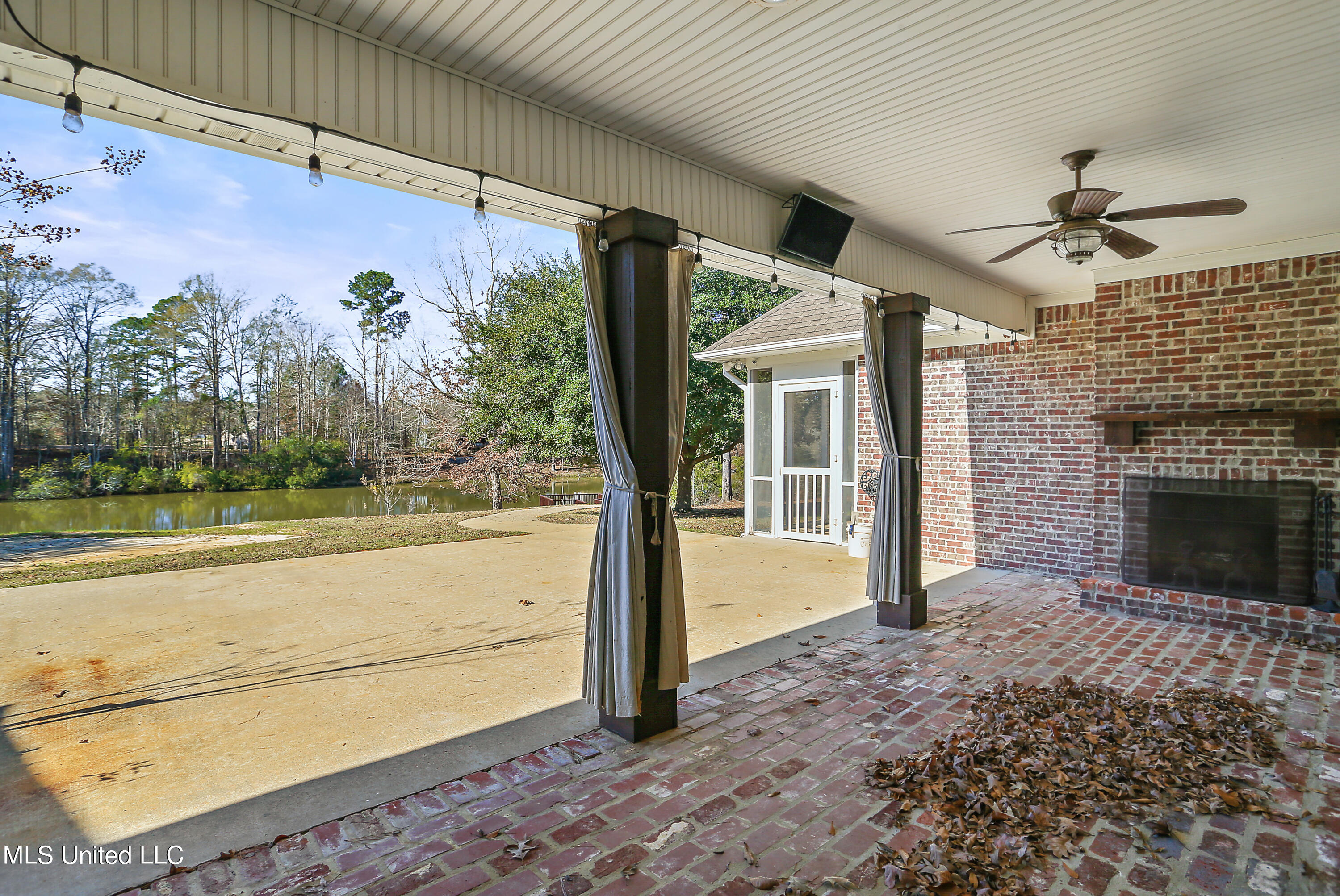 919 Ridgeside Drive Brandon, MS 39042 - Photo 35 of 38 back porch
