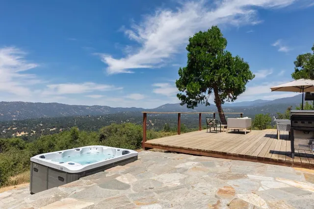 a view of a backyard