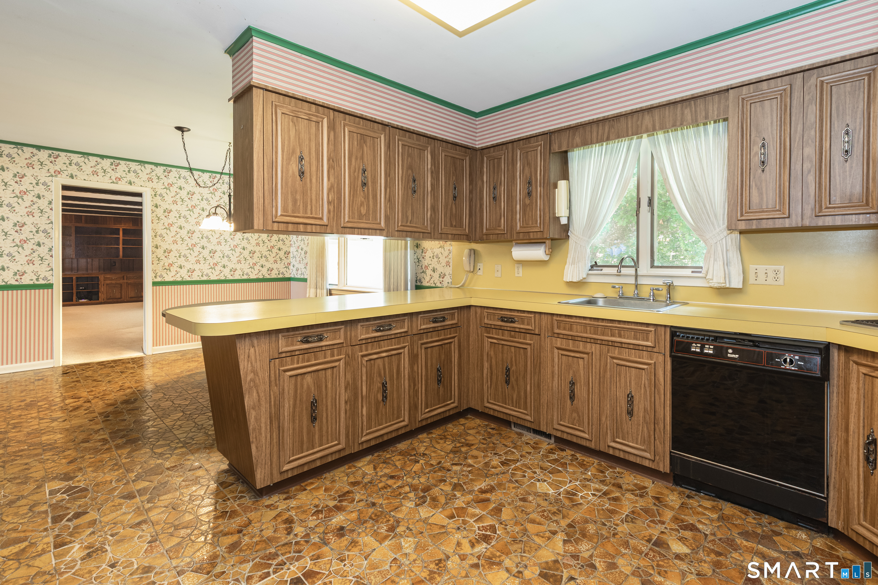 319 Maybrook Road Waterbury, CT 06708 - Photo 5 of 40