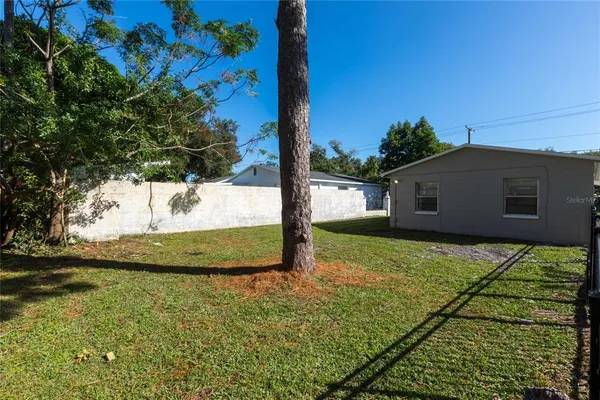 a house view with yard space