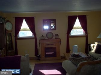 3124 Fairdale Road Philadelphia, PA 19154 - Photo 5 of 10 Living Room