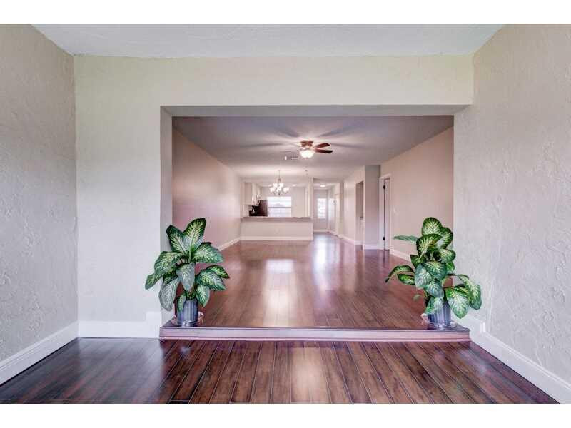 9284 Vista Del Lago, Unit 34D Boca Raton, FL 33428 - Photo 3 of 30 Living Room.
