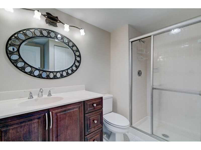 9284 Vista Del Lago, Unit 34D Boca Raton, FL 33428 - Photo 9 of 30 Bathroom.