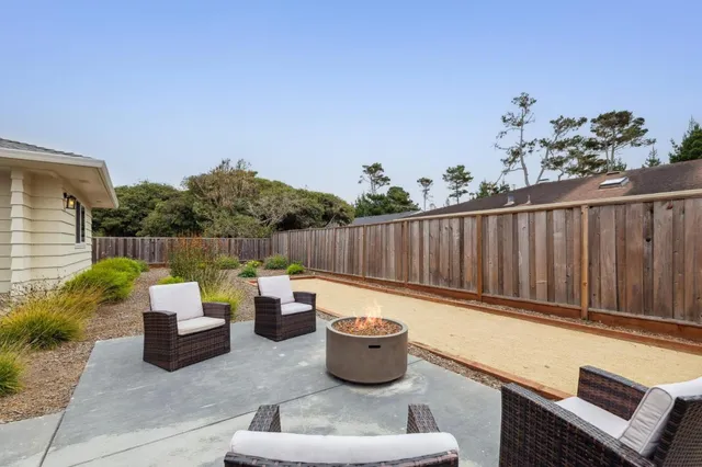 a view of a backyard