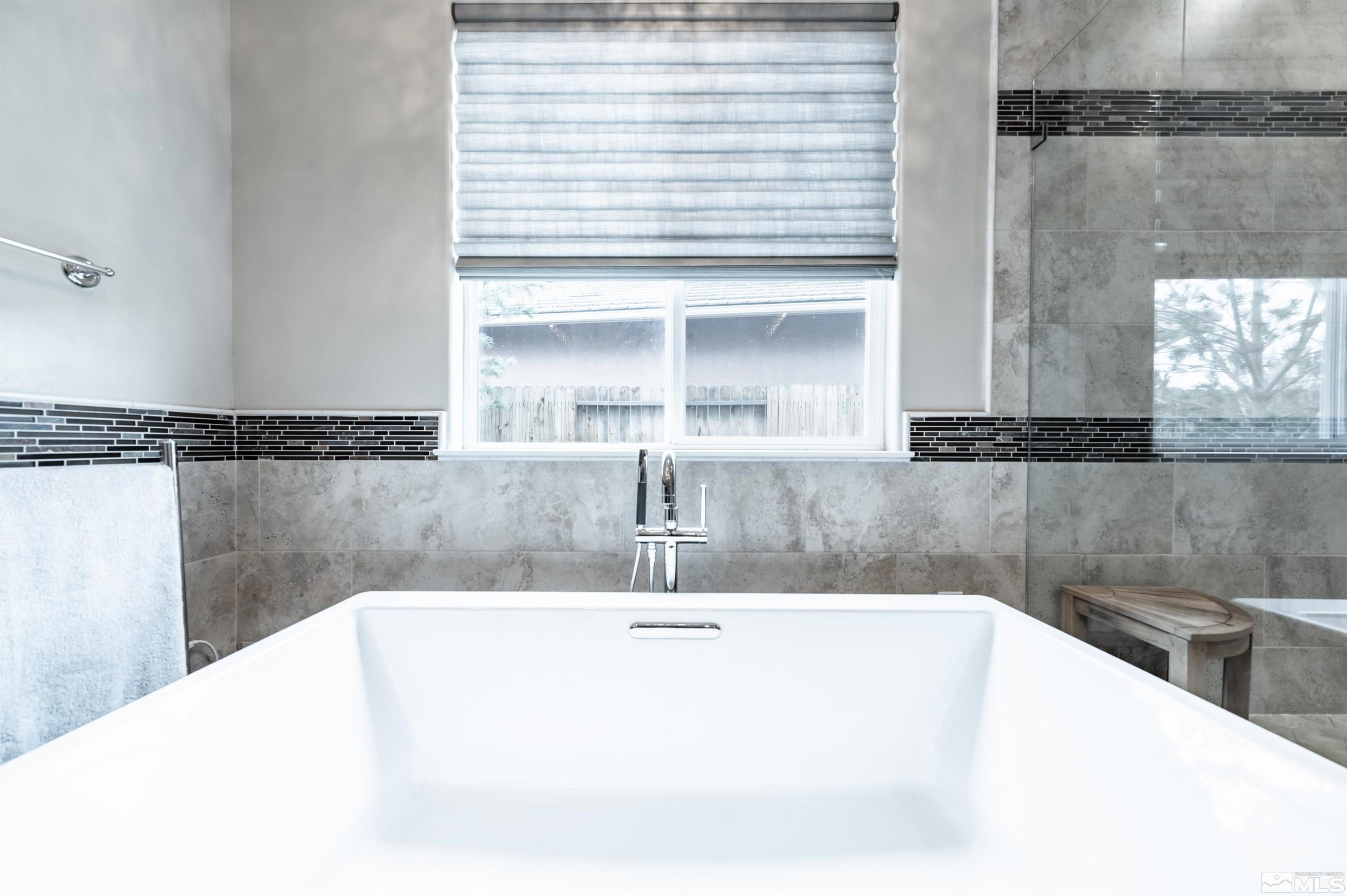 9815 Dyevera Lane Reno, NV 89521 - Photo 25 of 39 a bathroom with a bathtub and a sink