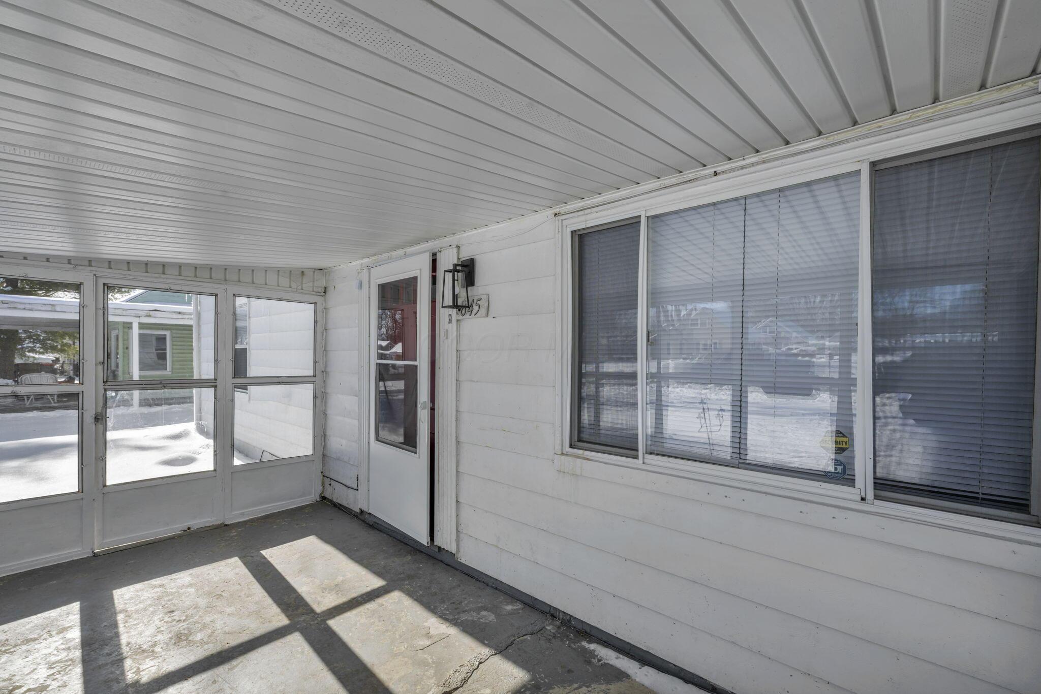 845 Exeter Road Columbus, OH 43213 - Photo 7 of 46 Front Sun Room
