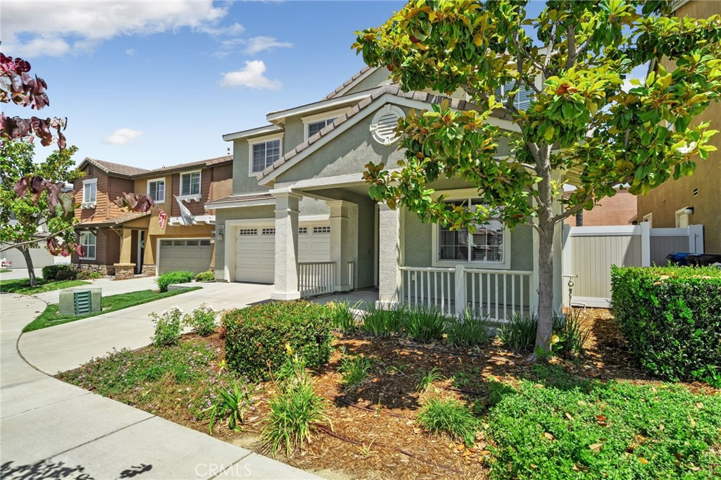 33934 Lily Road Yucaipa, CA 92399 - Photo 5 of 47 HOA Maintained Front Yard