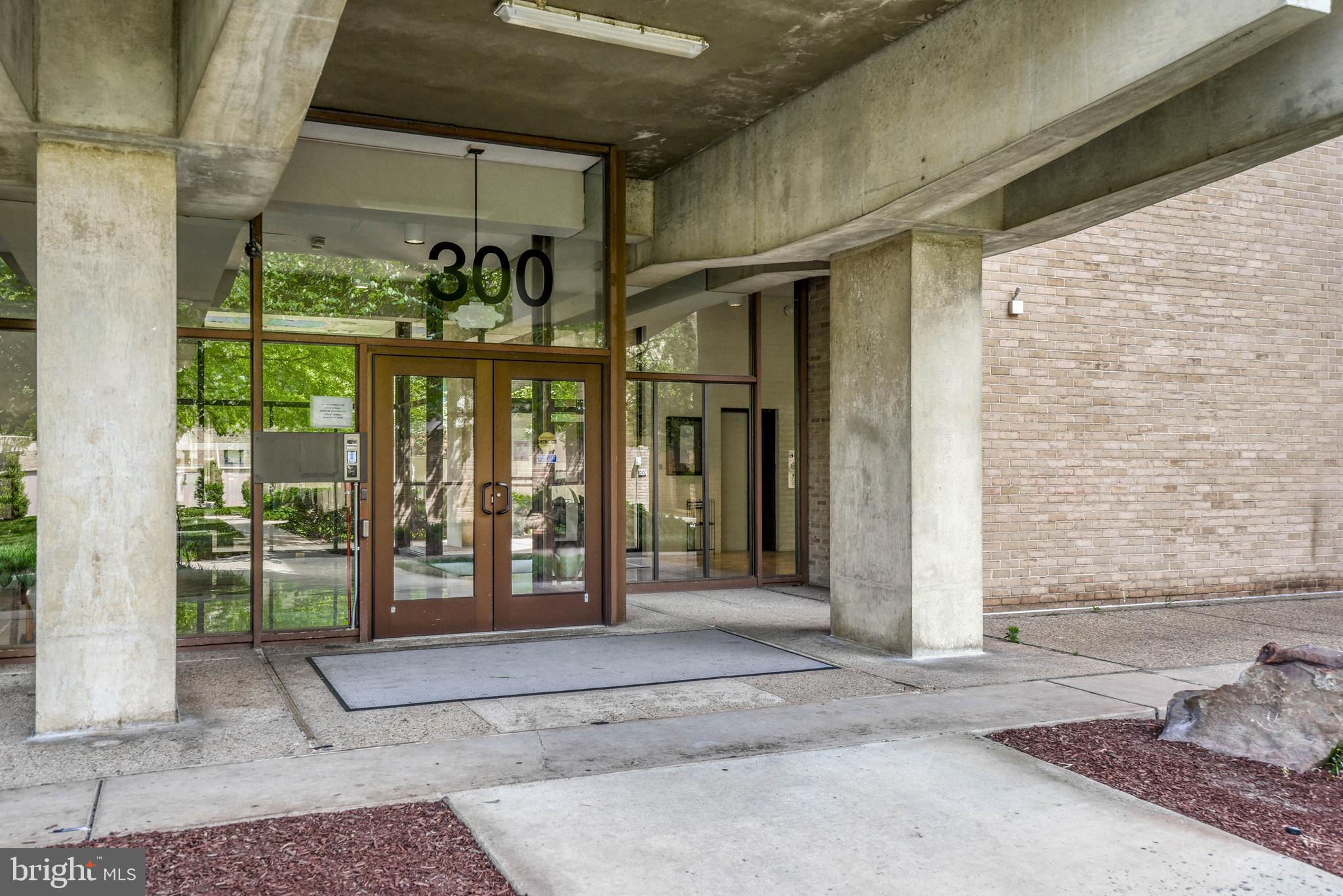 300 M Street Southwest, Unit N508 Washington, DC 20024 - Photo 30 of 32 a front view of a building with garden