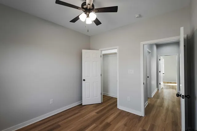 a en suite bathroom with a double vanity sink and mirror