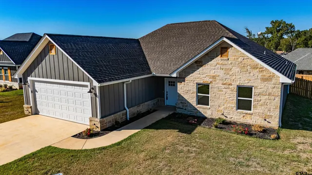 a view of a house front of house