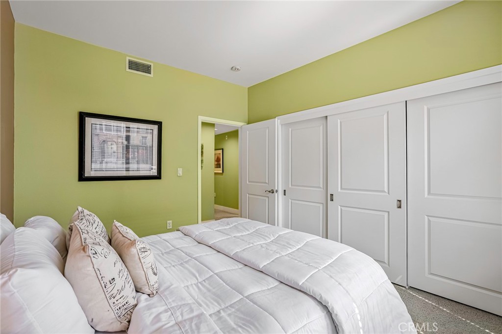 150 The Promenade North, Unit 202 Long Beach, CA 90802 - Photo 29 of 59 a bedroom with a bed and a painting on the wall