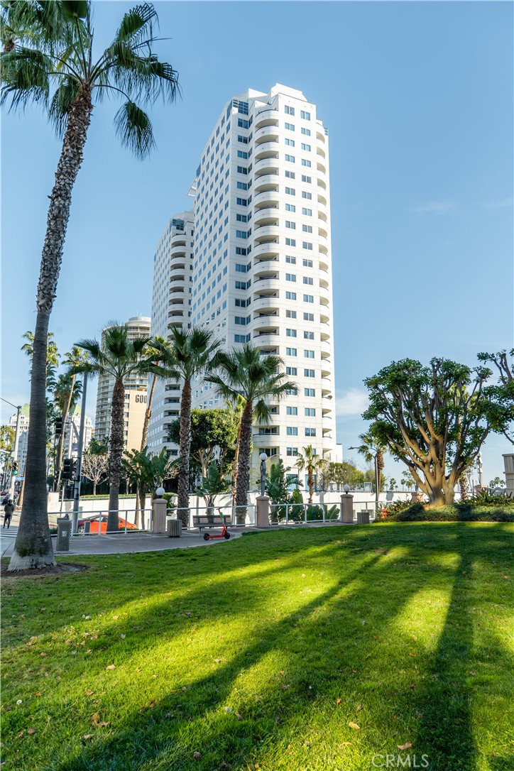 150 The Promenade North, Unit 202 Long Beach, CA 90802 - Photo 59 of 59 a front view of building with yard