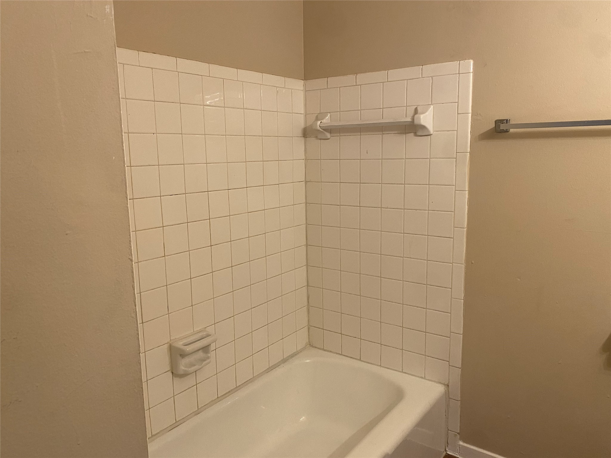 3024 Elgin Street, Unit 4 Houston, TX 77004 - Photo 5 of 10 a bathroom with a bathtub