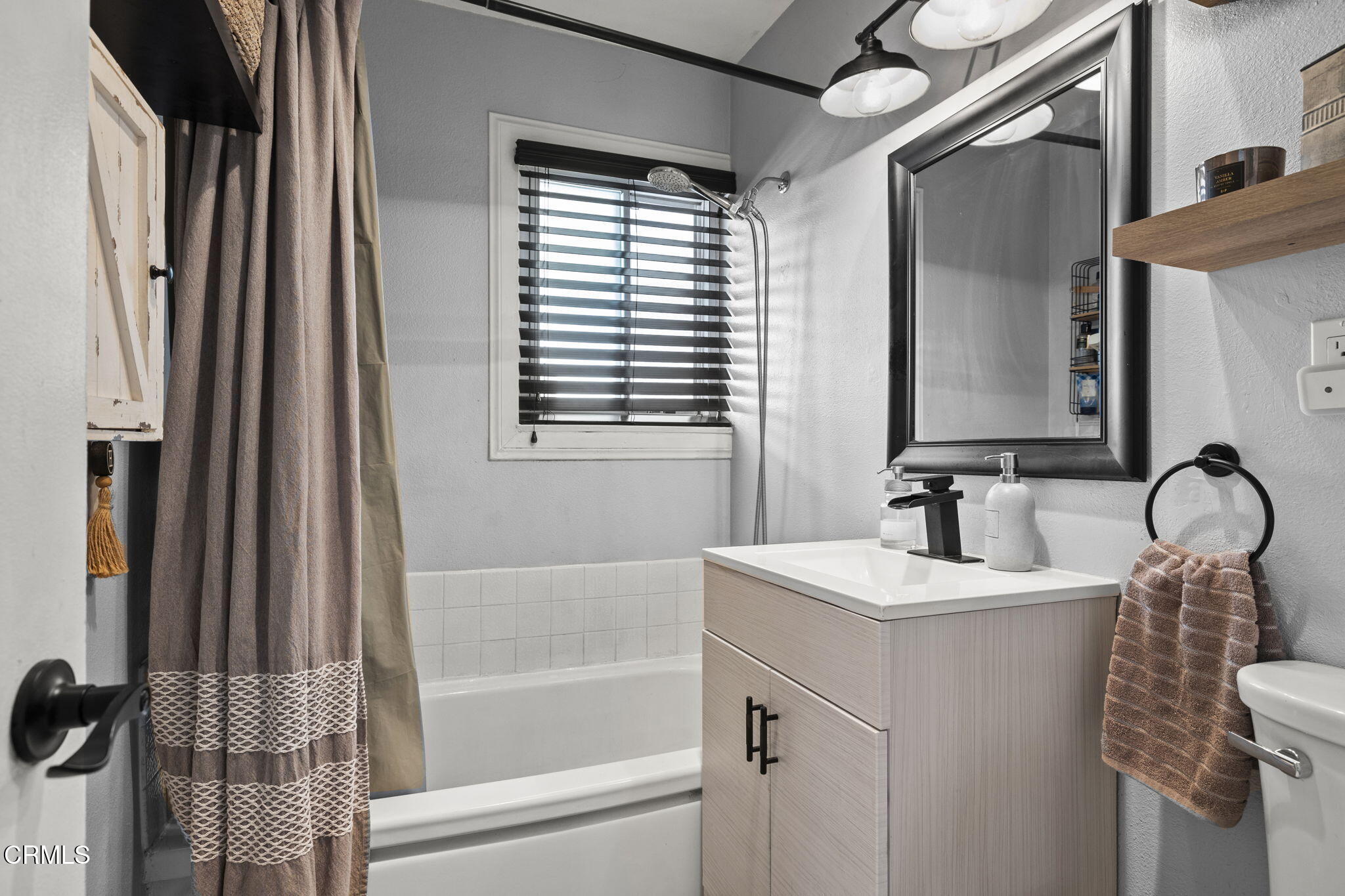 311 De Anza Way Oxnard, CA 93033 - Photo 11 of 20 Hall bath