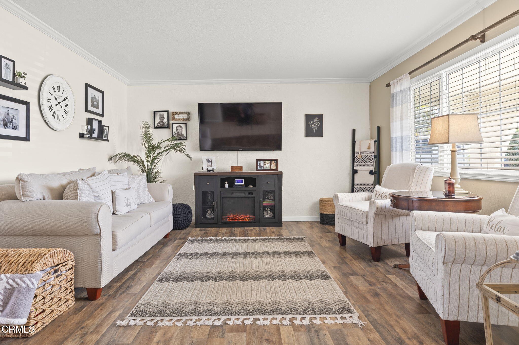 311 De Anza Way Oxnard, CA 93033 - Photo 5 of 20 Living Room
