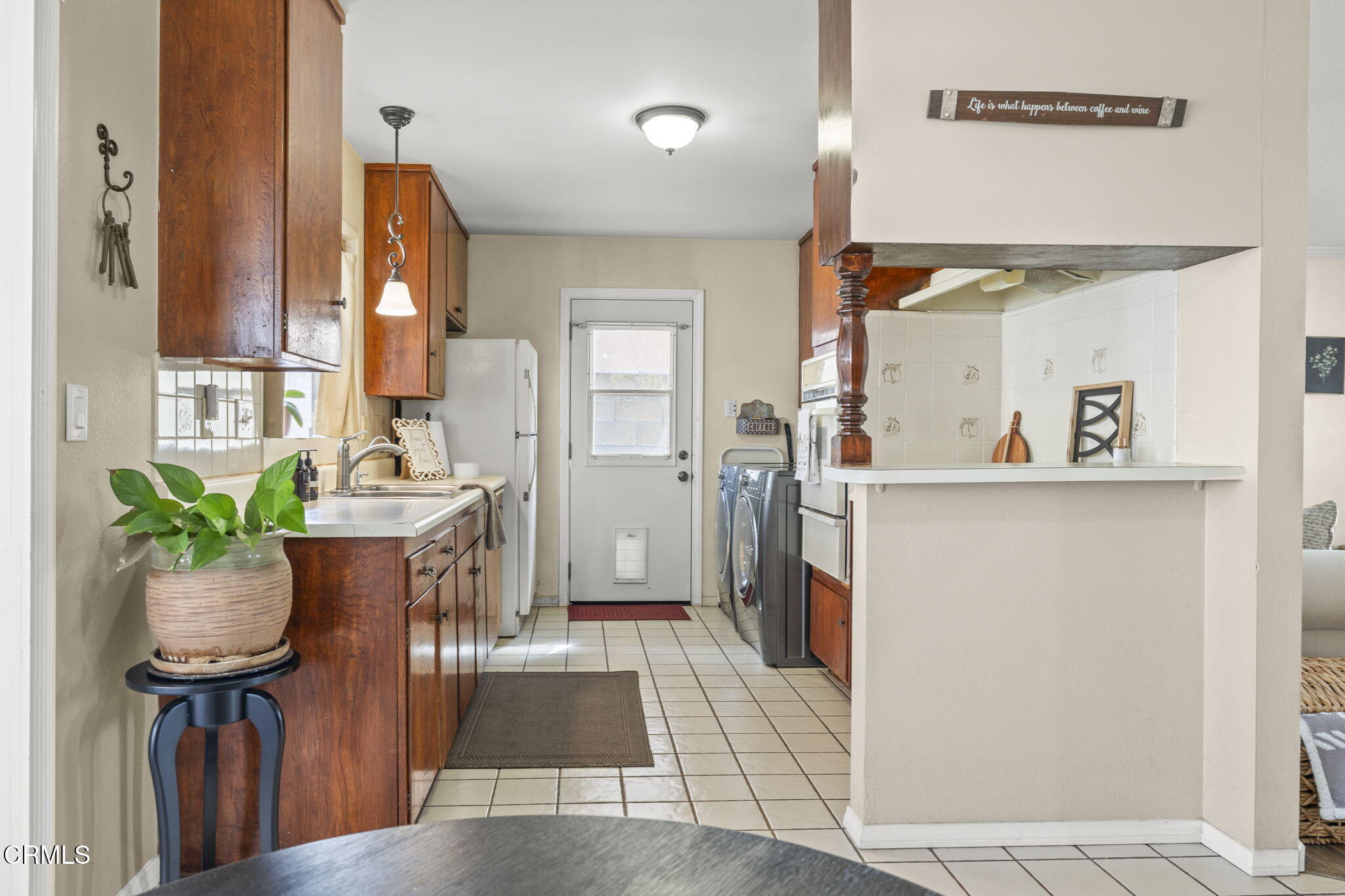 311 De Anza Way Oxnard, CA 93033 - Photo 7 of 20 Kitchen and dining - 1