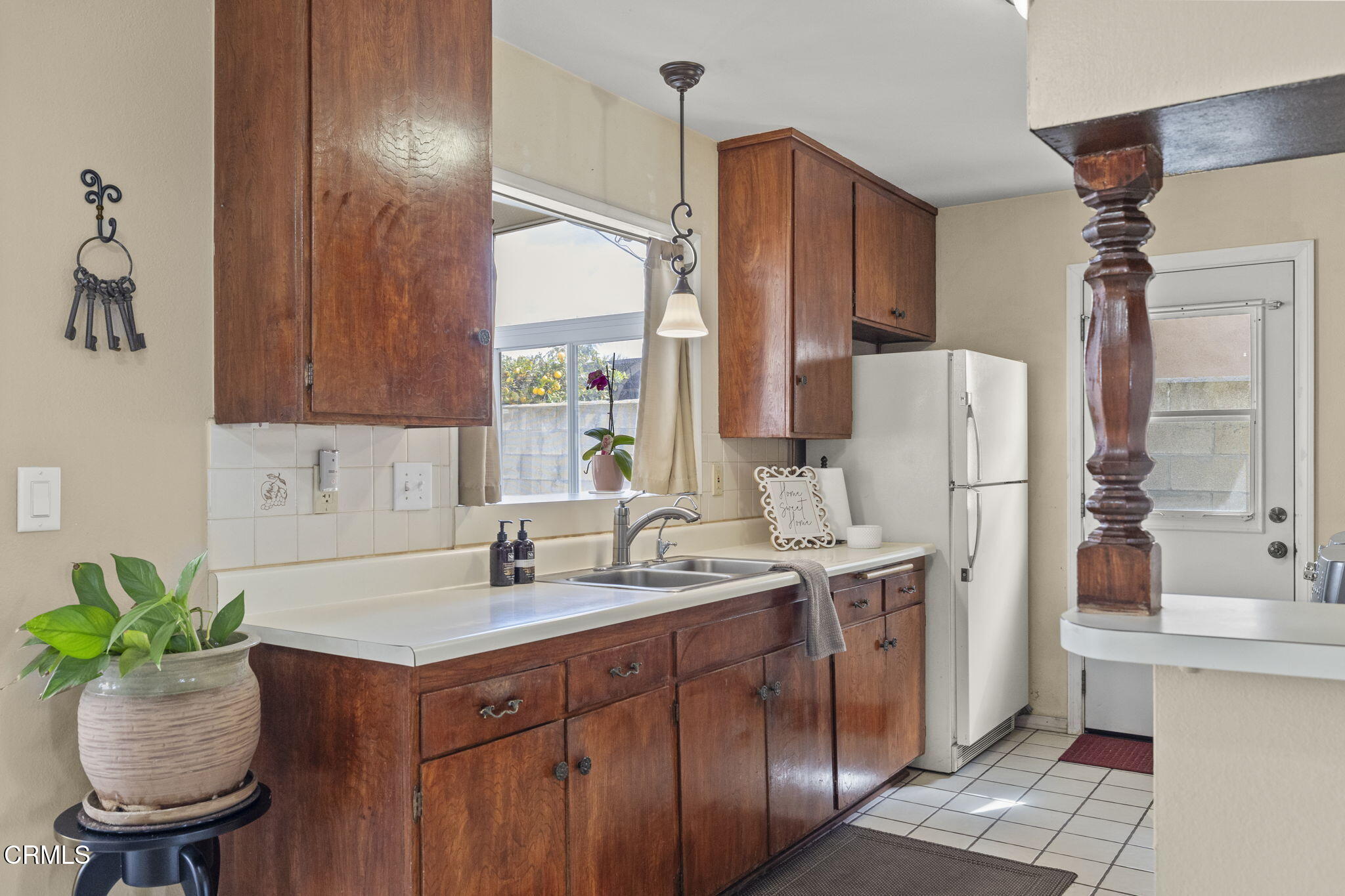 311 De Anza Way Oxnard, CA 93033 - Photo 8 of 20 Kitchen